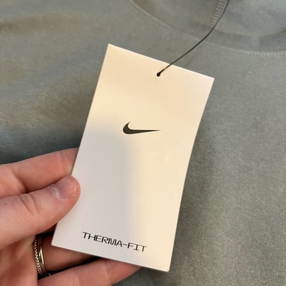Nike Women’s Gray Thermal Fit Top Size Large NWT - Picture 10 of 10